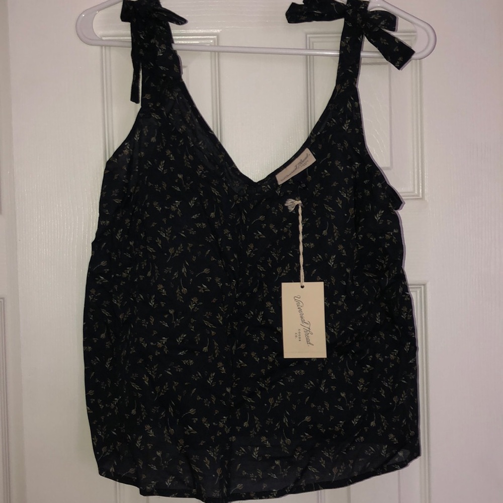 *NWT* navy floral crop top